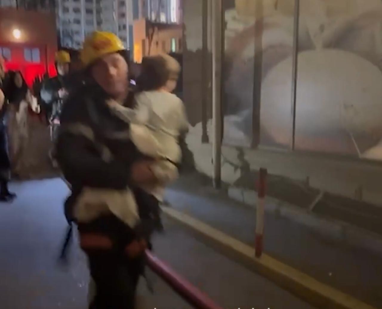 Bakıda yanğın zamanı 50 sakin təxliyə olunub - FOTOLAR (YENİLƏNİB)